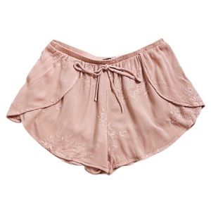 CLEARANCE✨Kendall & Kylie Pink Dainty Floral Embroidery Tulip Hem Shorts S